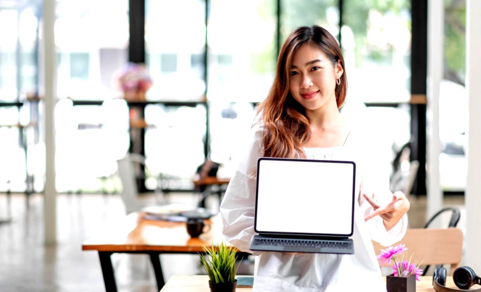 Equipo revisando modelo financiero en pantalla