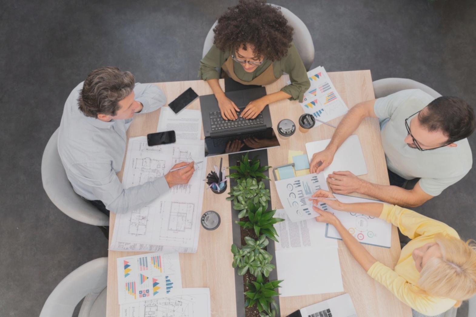 Espacio de trabajo moderno con análisis financiero y planificación estratégica