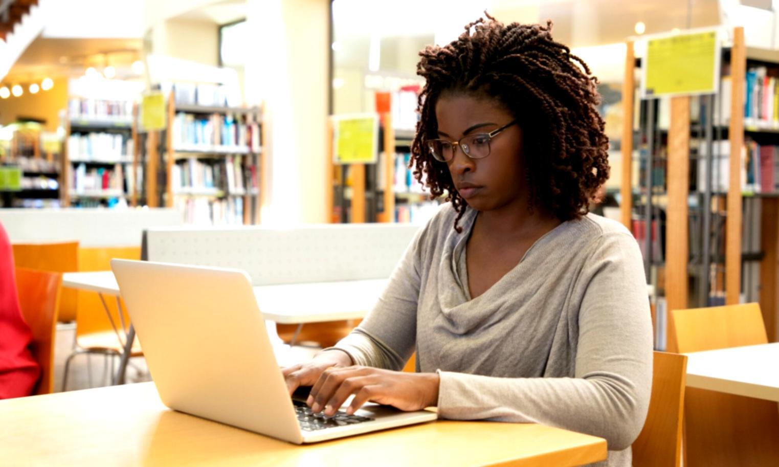 Sesión de trabajo con cliente analizando proyecciones financieras