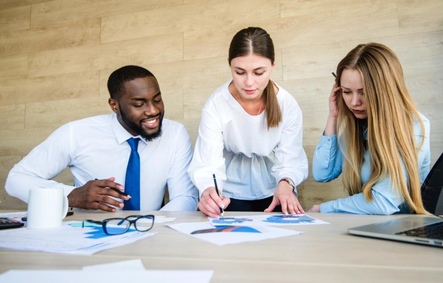 Equipo de duralexonvi trabajando en análisis financiero